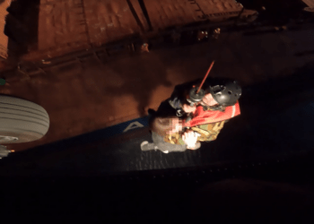 Μεταφορά Ασθενούς από φορτηγό πλοίο με Ελικόπτερο Aegean Hawk του Πολεμικού Ναυτικού (vid)