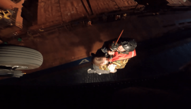 Μεταφορά Ασθενούς από φορτηγό πλοίο με Ελικόπτερο Aegean Hawk του Πολεμικού Ναυτικού (vid)