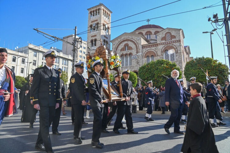 Συμμετοχή του Πολεμικού Ναυτικού στην Τελετή Αγιασμού των Υδάτων στον Πειραιά (video)