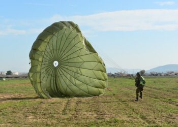 Ολοκληρώθηκε το Σχολείο Βασικής Εκπαίδευσης Αλεξιπτωτιστών στη ΣΧΑΛ
