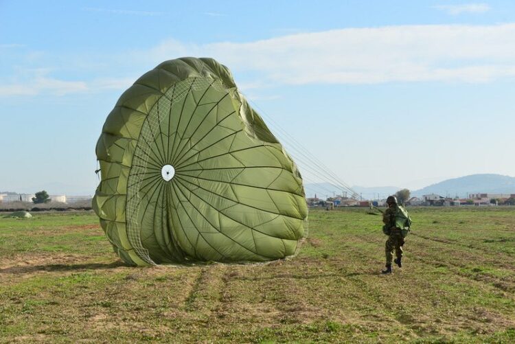 Ολοκληρώθηκε το Σχολείο Βασικής Εκπαίδευσης Αλεξιπτωτιστών στη ΣΧΑΛ