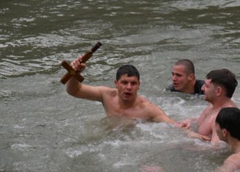 Ο Αστυνομικός  Χρήστος Αϊβαλής βούτηξε στον Πηνειό και έπιασε το Σταυρό