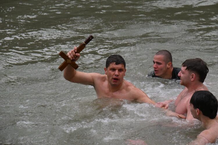 Ο Αστυνομικός Χρήστος Αϊβαλής βούτηξε στον Πηνειό και έπιασε το Σταυρό