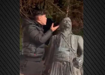 Γ@φτος έφτυσε και έβριζε άγαλμα του Κατσαντώνη στο Κορδελιό