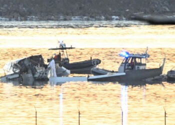 Ουάσινγκτον: Εντοπίστηκαν τα συντρίμμια του αεροσκάφους σε τρία τμήματα