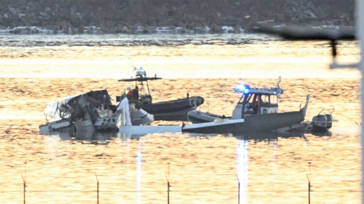 Ουάσινγκτον: Εντοπίστηκαν τα συντρίμμια του αεροσκάφους σε τρία τμήματα