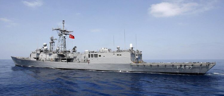 Τουρκική κορβέτα παρακολουθεί ελληνικό πλοίο πόντισης καλωδίων βόρεια της Κρήτης – Στο σημείο φρεγάτα του Πολεμικού Ναυτικού