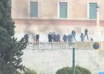 Ένταση και Επεισόδια στο Σύνταγμα…Καταφύγιο στη Βουλή βρήκαν πολίτες (upd)