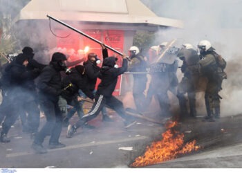 Έβαλαν φωτιά ακόμη και στο κουβούκλιο του Μνημείου του Αγνώστου Στρατιώτη.