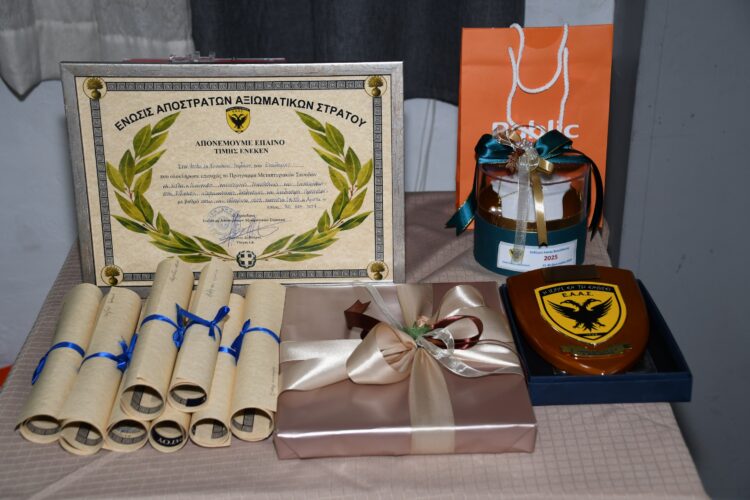 το Παράρτημα Ξάνθης της Ενώσεως Αποστράτων Αξιωματικών Στρατού έκοψε τη Βασιλόπιτά του και βράβευσε τα τέκνα των μελών του Παραρτήματος !