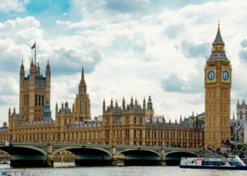 Η Βρετανία ανακοίνωσε σαρωτικές κυρώσεις κατά της Ρωσίας