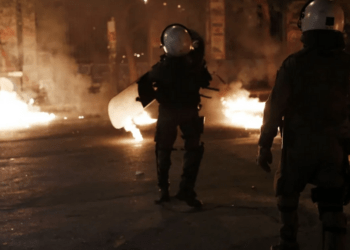 Επίθεση κουκουλοφόρων στα ΜΑΤ στη Θεσσαλονίκη…Aστυνομικοί τραυματίες! (vid)