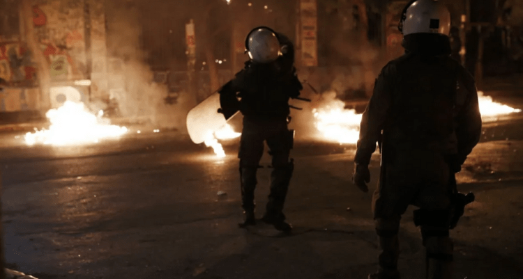 Επίθεση κουκουλοφόρων στα ΜΑΤ στη Θεσσαλονίκη…Aστυνομικοί τραυματίες! (vid)