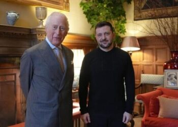Ο Ουκρανός πρόεδρος Βολοντίμιρ Ζελένσκι έγινε δεκτός από τον βασιλιά Κάρολο
