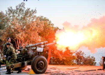 Με την Ρίψη 21 χαιρετιστήριων βολών από το πυροβολείο του Λυκαβηττού…Η Έναρξη του Εορτασμού της Εθνικής Επετείου