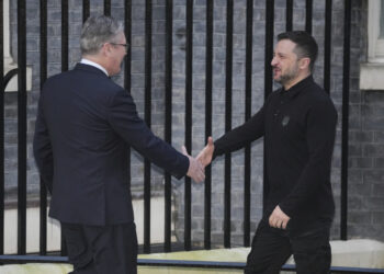 Στο Λονδίνο ο Ζελένσκι – Θερμή υποδοχή από τον Στάρμερ