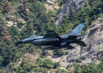 Το “Mach Loop της Ελλάδας “:Χαμηλές πτήσεις μαχητικών στο φαράγγι του Βουραϊκού…Που κόβουν την ανάσα (video)