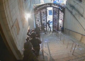 Ο ισραηλινός στρατός εισβάλλει σε τζαμιά στη Δυτική Όχθη