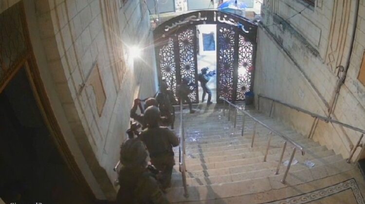 Ο ισραηλινός στρατός εισβάλλει σε τζαμιά στη Δυτική Όχθη