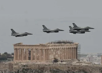 Πτήση μαχητικών αεροσκαφών στον ουρανό της Αθήνας