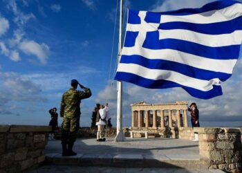 Έγινε η επίσημη έπαρση της σημαίας στον Ιερό Βράχο της Ακρόπολης.