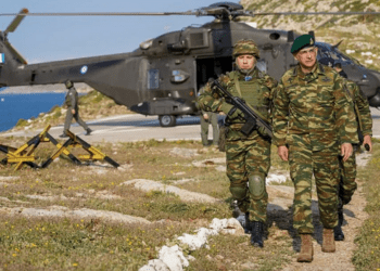 Sozcu :«Επίδειξη κυριαρχίας και Σημαίας του  Έλληνα ΓΕΕΘΑ Δημήτρη Xoύπη στα “νησιά μας”!!».