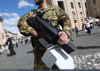 Έτσι οι Ιταλοί Κομάντο καταρρίπτουν τα drones πάνω από το Βατικανό… Με φορητά “bazooka” αντι-drone. (video)