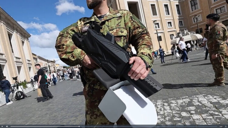 Έτσι οι Ιταλοί Κομάντο καταρρίπτουν τα drones πάνω από το Βατικανό… Με φορητά “bazooka” αντι-drone. (video)