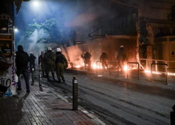 Σε «πεδίο μάχης» μετατράπηκαν τη νύχτα τα Εξάρχεια