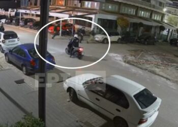 Απείλησαν αστυνομικούς με όπλο…Αφοπλίστηκαν απο άνδρες της Δίωξης Εκβιαστών (video)