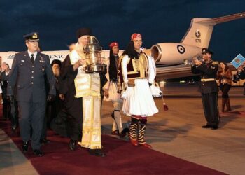 Πάσχα 2025: Πώς θα μεταφερθεί το Άγιο Φως σε ολόκληρη τη χώρα