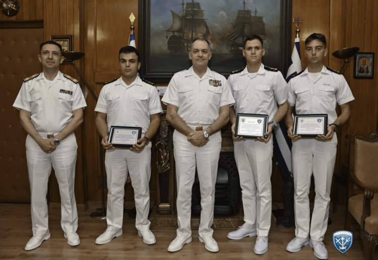 Πρώτη θέση για τη Σχολή Ναυτικών Δοκίμων στη Ρεγκάτα Ναυτικών Ακαδημιών – Βράβευση από τον Α/ΓΕΝ