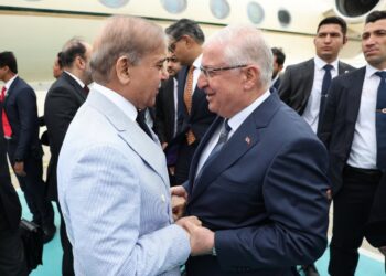 Ο υπουργός Εθνικής Άμυνας Yaşar Güler της Τουρκίας …Υποδέχθηκε τον Πακιστανό  Πρωθυπουργό (vid)