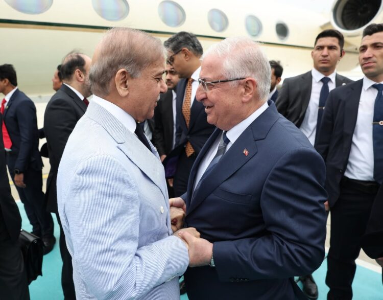 Ο υπουργός Εθνικής Άμυνας Yaşar Güler της Τουρκίας …Υποδέχθηκε τον Πακιστανό  Πρωθυπουργό (vid)