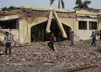 Ινδικός στρατός: Μαζική επίθεση με drones και πυρομαχικά από το Πακιστάν – Παραβιάσεις κατάπαυσης πυρός στο Κασμίρ