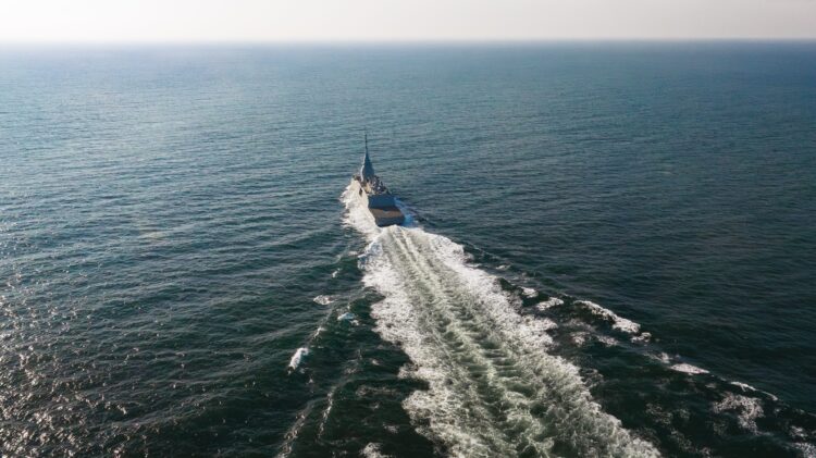 Η φρεγάτα «Κίμων» του Π.Ν. βγήκε στη θάλασσα για τις πρώτες της δοκιμές – Έρχεται και η καθέλκυση της «Φορμίων»