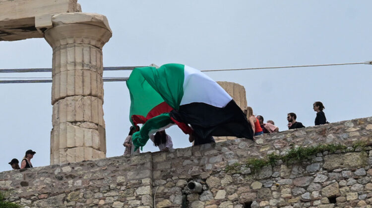 Ακρόπολη: 15 Προσαγωγές Μελών της Νέας Αριστεράς για Ανάρτηση της Παλαιστινιακής Σημαίας