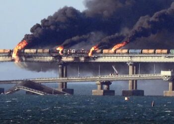 Οι Ουκρανοί ανατίναξαν και την Γέφυρα της Κριμαίας (video)