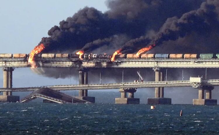 Οι Ουκρανοί ανατίναξαν και την Γέφυρα της Κριμαίας (video)
