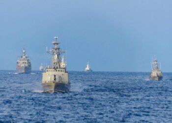 Αναπτύσσονται  στα Όρια των Χωρικών Υδάτων …2 Φρεγάτες  και 1 ΠΓΥ του ΠΝ