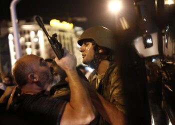 Μαζικά εντάλματα σύλληψης στην Τουρκία: 174 στρατιωτικοί στο στόχαστρο για το “πραξικόπημα” του 2016