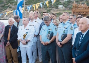 O Αρχηγός του Λιμενικού Σώματος–Ελληνικής Ακτοφυλακής ..Στο νησί  της Σίφνου