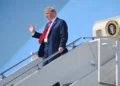 ΗΠΑ: Ο Τραμπ παραπάτησε ανεβαίνοντας στο Air Force One (vid)
