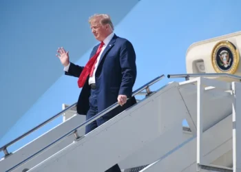 ΗΠΑ: Ο Τραμπ παραπάτησε ανεβαίνοντας στο Air Force One (vid)