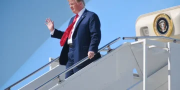ΗΠΑ: Ο Τραμπ παραπάτησε ανεβαίνοντας στο Air Force One (vid)