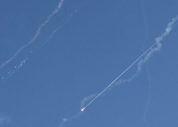 Μέση Ανατολή: Το Ιράν απειλεί με ολοκληρωτικό πόλεμο – Πύραυλοι πλήττουν το Ισραήλ, θεμιτός στόχος κάθε Αμερικανός