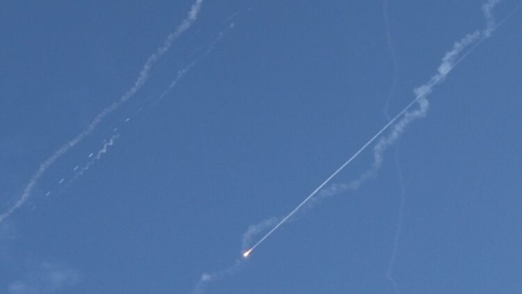 Μέση Ανατολή: Το Ιράν απειλεί με ολοκληρωτικό πόλεμο – Πύραυλοι πλήττουν το Ισραήλ, θεμιτός στόχος κάθε Αμερικανός