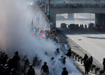 Σε κατάσταση πολιορκίας το Λος Άντζελες – Ο Τραμπ απειλεί με ενεργοποίηση του νόμου περί εξέγερσης του 1807