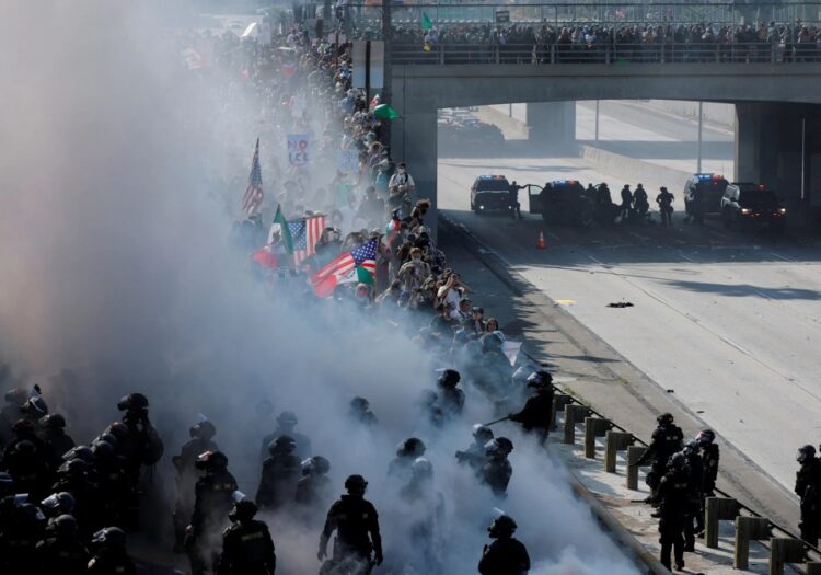 Σε κατάσταση πολιορκίας το Λος Άντζελες – Ο Τραμπ απειλεί με ενεργοποίηση του νόμου περί εξέγερσης του 1807