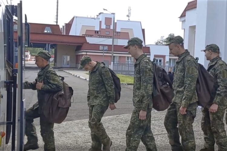 Ανταλλαγή αιχμαλώτων μεταξύ Ρωσίας και Ουκρανίας – Εκατοντάδες στρατιώτες επιστρέφουν στα σπίτια τους